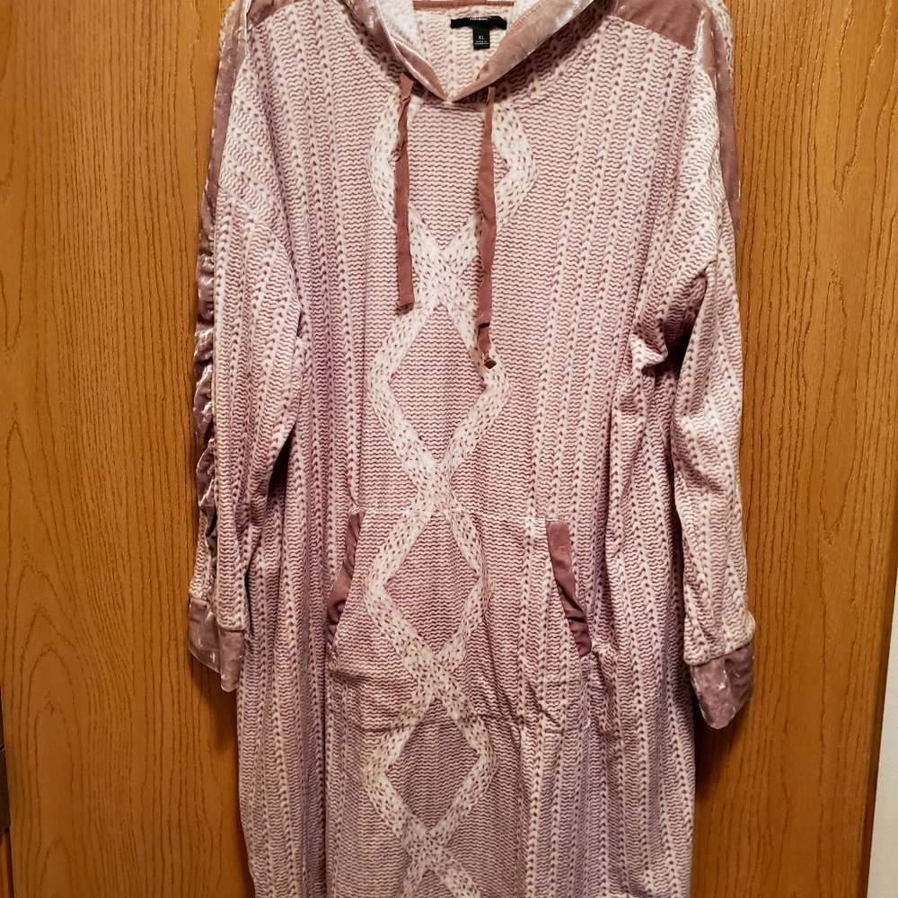 Vera Wang - soft pink dress / lounger with satin trim